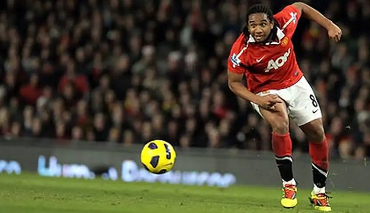 Gelandang MU Anderson beraksi pada partai lanjutan Liga Premier melawan Arsenal di Old Trafford pada 13 Desember 2010 yang berkesudahan 1-0 untuk MU. AFP PHOTO/ANDREW YATES