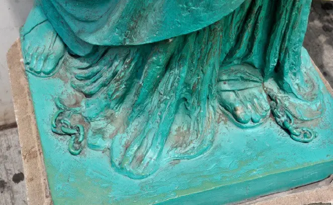 Rantai pada kaki patung Liberty. Source: http://community.paletteartclasses.com