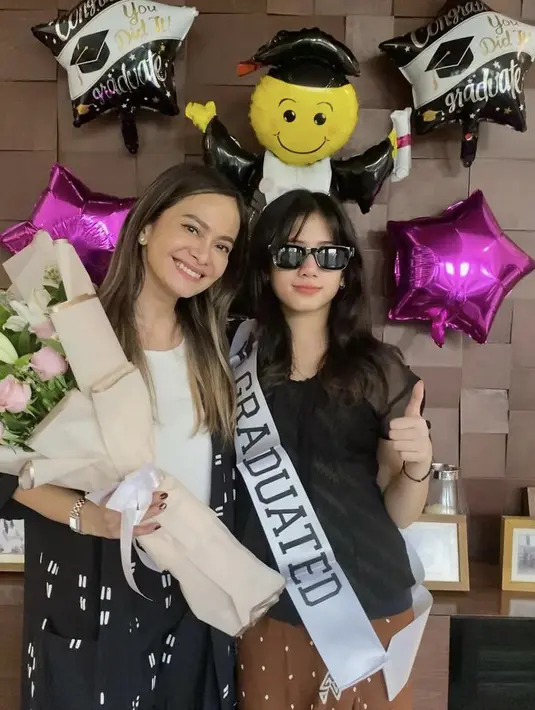 Didampingi sang ibunda, Tallula tampil dengan atasan warna hitam lengan pendek dipadukan kain coklat. Bergaya dengan kacamata hitamnya. (@ersamayori)