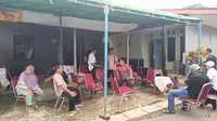 Seorang warga Pamulang, Tangsel meninggal dunia diduga kelelahan mencari dan mengantre gas elpiji 3 kg. Korban sempat jalan terhuyung, lalu istirahat sejenak dan jatuh saat pulang dengan menenteng dua tabung gas melon. (Liputan6.com/Pramita Tristiawati)