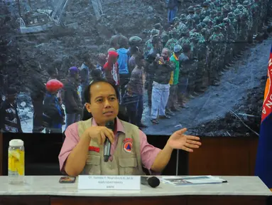 Kepala Pusat Data dan Informasi BNPB Sutopo Purwo Nugroho memberikan pemaparan terkait banjir bandang di Sentani, Jayapura di kantornya, Jakarta, Minggu (17/3). BNPB mencatat korban meninggal sudah mencapai 58 orang. (Liputan6.com/Angga Yuniar)