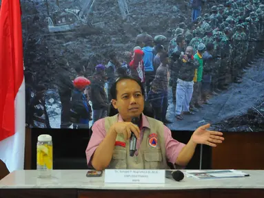 Kepala Pusat Data dan Informasi BNPB Sutopo Purwo Nugroho memberikan pemaparan terkait banjir bandang di Sentani, Jayapura di kantornya, Jakarta, Minggu (17/3). BNPB mencatat korban meninggal sudah mencapai 58 orang. (Liputan6.com/Angga Yuniar)