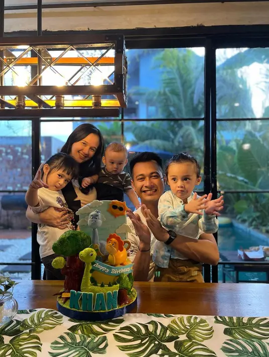 Sekedar informasi, Eca melahirkan anak keduanya pada 21 Februari 2021. Anak laki-laki yang lahir ditanggal  cantik tersebut diberi nama Khan Gionino.[Instagram/ezagio]