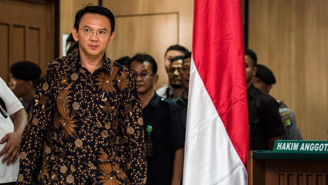 Basuki Tjahaja Purnama (Ahok) memasuki ruang sidang Pengadilan Negeri (PN) Jakarta Utara, Selasa (20/12). Sidang kedua Ahok mengagendakan jawaban Jaksa Penuntut Umum terhadap eksepsi yang disampaikan pada sidang pertama. (Liputan6.com/Pool/Agung Rajasa)