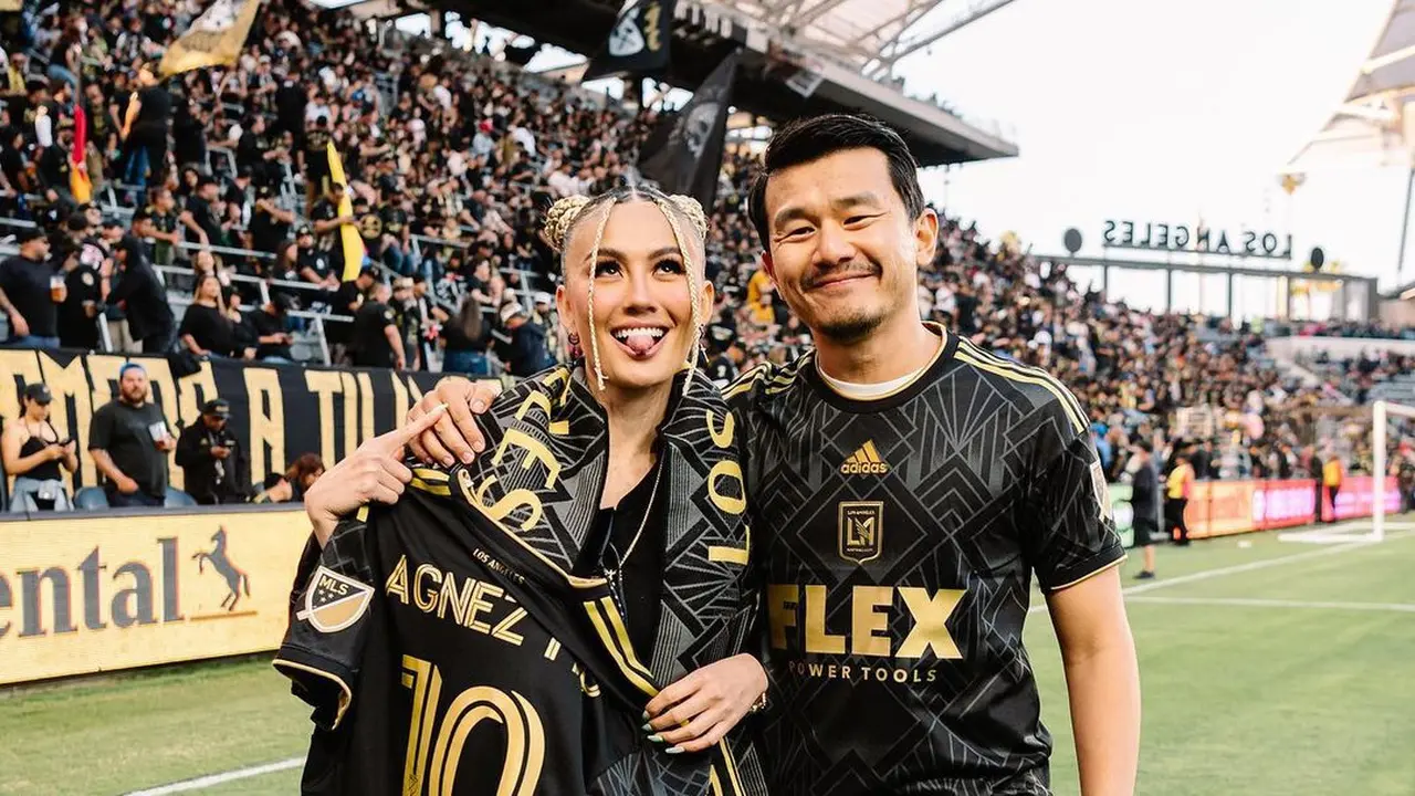 Agnez Mo Ditunjuk Jadi Kapten Sepak Bola AS, Tampil dengan Gaya Edgy dengan Serba Hitam