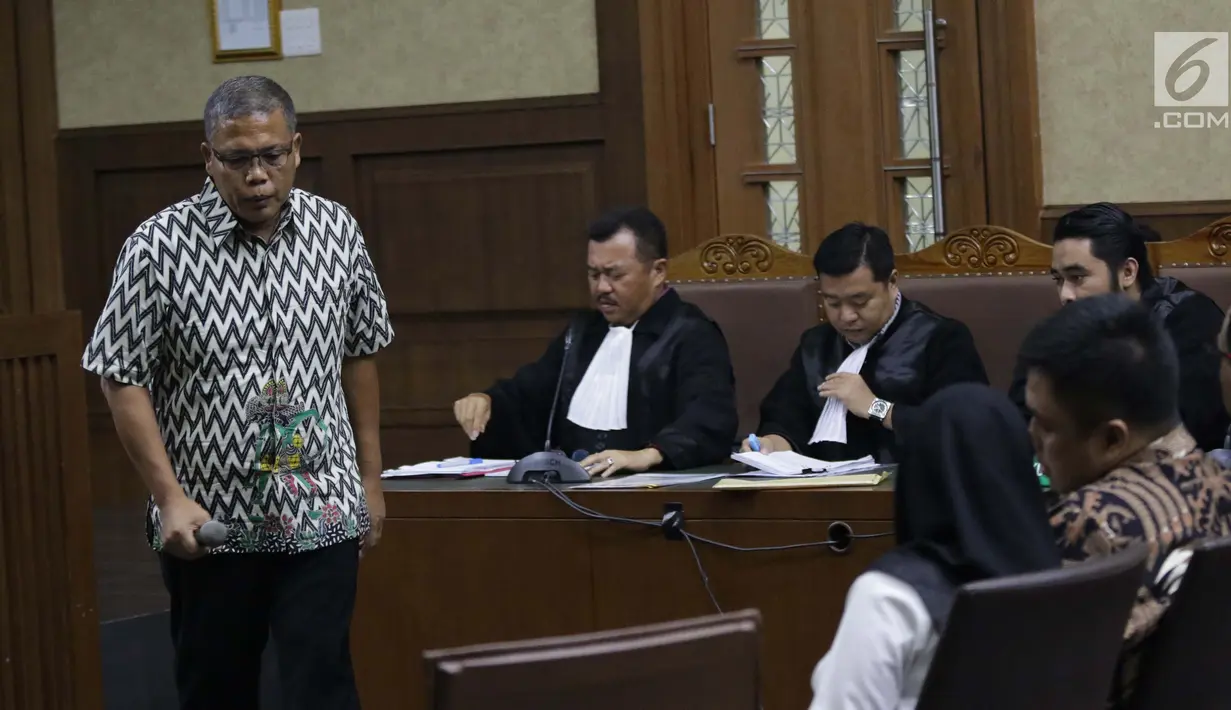 Terdakwa dugaan suap proyek sistem penyediaan air minum (SPAM) di Kementerian PUPR, Anggiat Partunggal Nahot Simaremare saat menjalani sidang perdana di Pengadilan Tipikor, Jakarta, Rabu (15/5/2019). Sidang mendengar pembacaan dakwaan dari Jaksa KPK. (Liputan6.com/Helmi Fithriansyah)