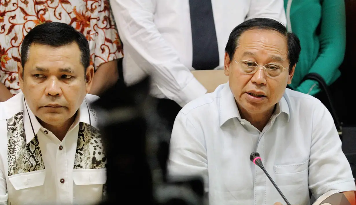 Ketua Umum Partai Persatuan Pembangunan (PPP) versi Muktamar Jakarta, Djan Faridz (kanan) mengaku sangat menyayangkan terjadinya aksi upaya pendudukan kantor DPP PPP oleh kubu Romahurmuziy, Jakarta, Rabu (3/12/2014). (Liputan6.com/Faizal Fanani)