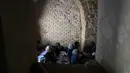 Sementara lebih kurang 300.000 siswa lainnya diharapkan bisa mengikuti pelajaran secara daring karena keterbatasan fisik sekolah yang tersedia. Tampak dalam foto, pelajar SMA Palestina kembali ke kelas beberapa minggu setelah gencatan senjata diumumkan antara Israel dan Hamas, di Sekolah Kamilia di Kota Tua Gaza City, Rabu, 12 November 2025. (AP Photo/Jehand Alshrafi)