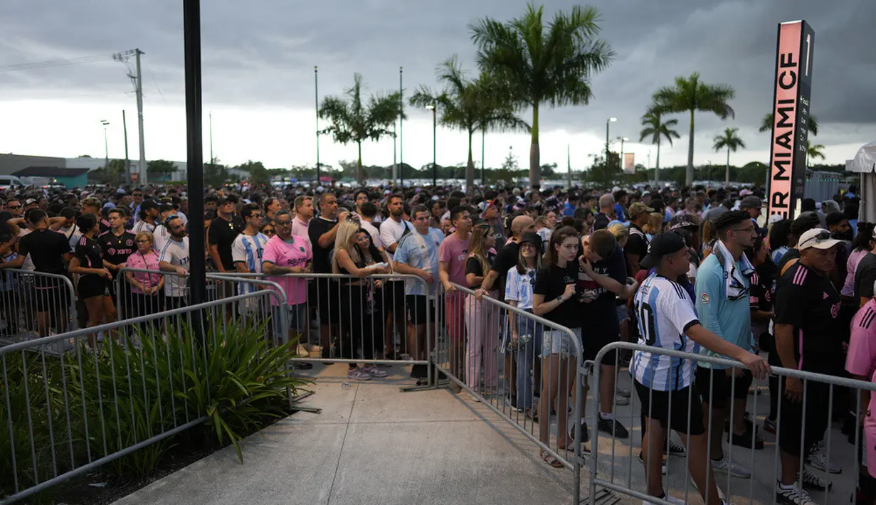 <p>Messi tampil dalam sebuah acara bertajuk 'La PresentaSlon' yang khusus dibuat Inter Miami untuknya sebagai pemain anyar di klub berjuluk The Herons tersebut. (AP Photo/Rebecca Blackwell)</p>