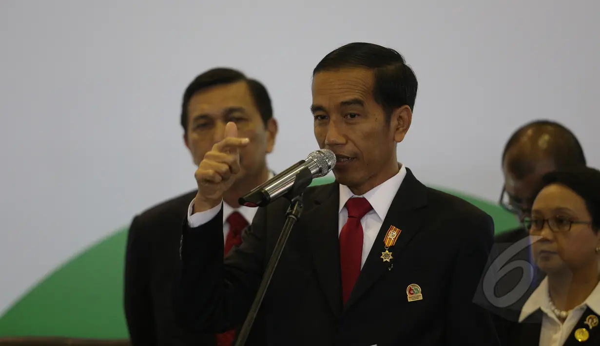 Presiden Jokowi memberikan keterangan mengenai hasil pertemuan dengan sejumlah kepala negara anggota Organisasi Kerjasama Islam (OKI) di Ruang Media Konferensi Tingkat Tinggi (KTT) Asia Afrika di JCC, Rabu (22/4/2015). (Liputan6.com/Herman Zakharia)