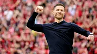 Pelatih Bayer Leverkusen, Xabi Alonso, merayakan gelar juara Bundesliga 2024 bersama suporter di BayArena, Sabtu (18/5/2024). (AFP/Ina Fassbender)