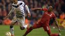 Bek Liverpool, Nathaniel Clyne, menekel pemain Bordeaux, Ferreira Jussie, pada laga Liga Europa di Stadion Anfield, Inggris, Kamis (26/11/2015). (AFP Photo/Oli Scarff)