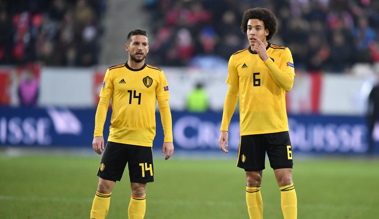 Ekspresi pemain timnas Belgia, Dries Mertens dan Axel Witsel saat melawan tuan rumah Swiss pada laga Nations League yang berlangsung di stadion Swissporarena, Senin (19/11). Timnas Belgia kalah 2-5. (AFP/Fabrice Coffrini)