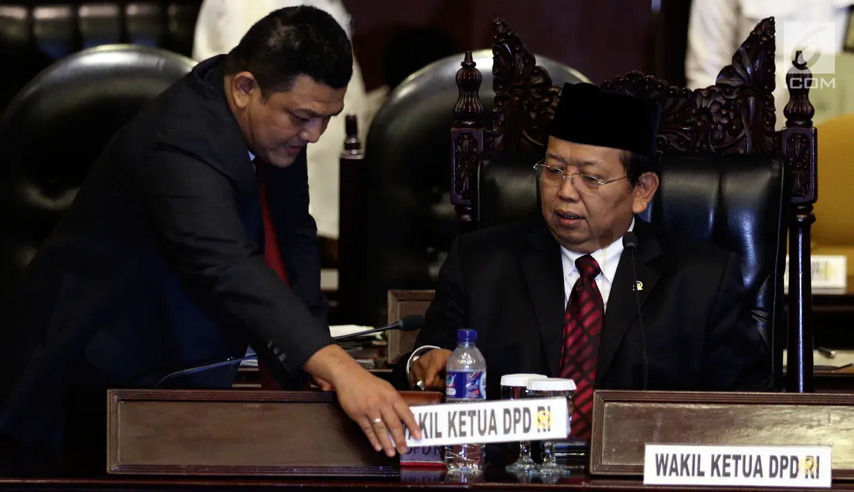 Wakil Ketua DPD terpilih Akhmad Muqowam langsung memimpin Rapat usai sumpah jabatan saat dilantik pada Rapat Paripurna DPD di Kompleks Parlemen Senayan, Jakarta, Kamis (26/7). (Liputan6.com/Johan Tallo)