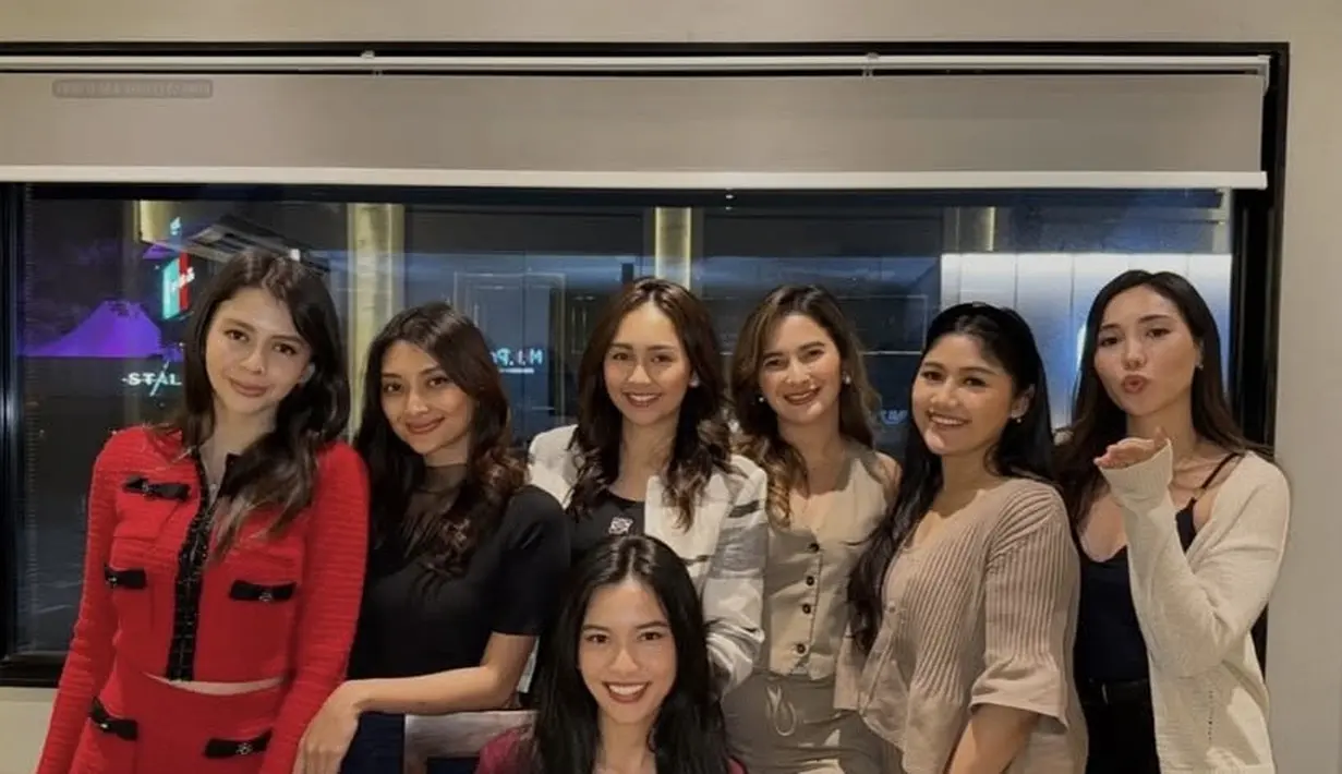 Erina memilih mengenakan setelan knit, dari outer lengan 3/4 dipadukan inner spaghetti strap warna senada. Serta rok panjang model plisket. [@laksmideneefe]