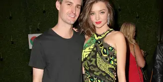 Resmi menjadi sepasang suami istri, kini Miranda Kerr dan Evan Spiegel menikmati waktu bersama untuk berbulan madu. Lalu bagaimana dengan Flynn Bloom, anak Miranda dan Orlando Bloom di pernikahan mereka sebelumya. (AFP/Bintang.com)