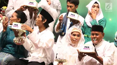 Peserta menjalani rangkaian kegiatan nikah massal bertajuk PKB Mantu di Jakarta, Jumat (25/8). Sebanyak 103 pasangan turut ambil bagian pada nikah massal tersebut yang berasal dari lima wilayah di Jakarta. (Liputan6.com/Immanuel Antonius)