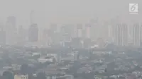 Suasana Ibu Kota yang diselimuti kabut di Jakarta, Selasa (10/7). Polusi di Jakarta menurut BreezoMeter bersumber dari asap kendaraan bermotor, pembakaran lahan, kegiatan memasak, aktivitas pabrik, dan asap rokok. (Merdeka.com/Iqbal S. Nugroho)