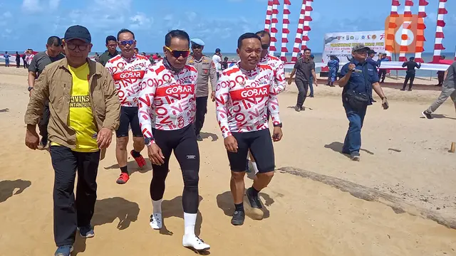 Pembentangan Bendera Merah Putih di Pantai Batakan Baru Tanah Laut Kalsel