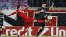 Pemain Liverpool, James Milner (kanan) dan Pemain FC Sion, Veroljub Salatic berebut bola  pada lanjutan UEFA Europa League grup B di Stadion  Tourbillon, Sion, Switzerland, Jumat (11/12/2015) dini hari WIB. (Reuters/Lee Smith)