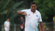 Pelatih PSBS Biak, Divaldo Alves. (Bola.com/Nandang Permana)