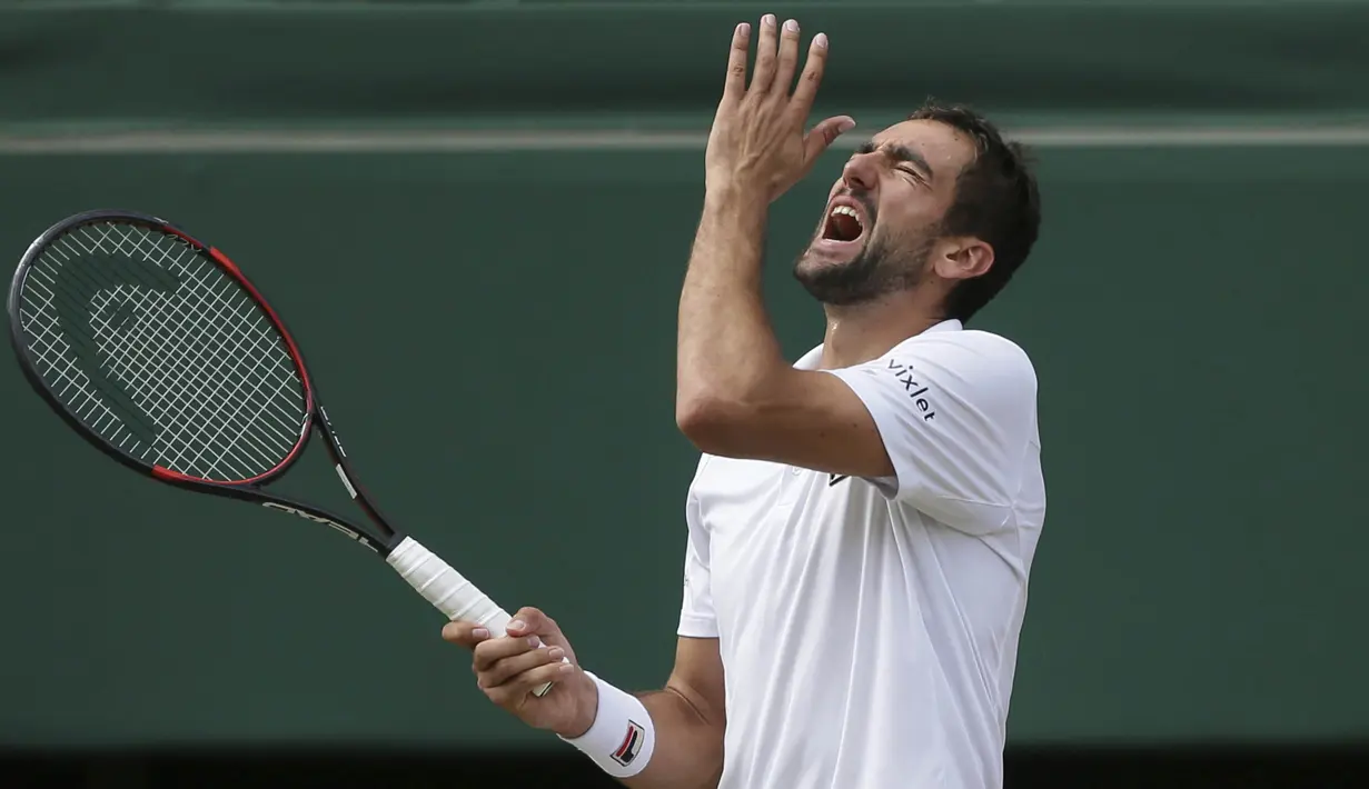 Petenis Kroasia, Marin Cilic, tampak kecewa usai gagal menghalau bola saat pertandingan melawan petenis Swiss, Roger Federer pada laga final Wimbledon 2017 di London, Minggu (16/7/2017). Federer menang 6-3, 6-1, 6-4 atas Cilic. (AP/Tim Ireland)