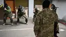 Prajurit Pasukan Pertahanan Teritorial Ukraina, cadangan militer Angkatan Bersenjata Ukraina, mengikuti pelatihan militer di garasi bawah tanah yang telah diubah menjadi pangkalan pelatihan dan logistik di Kiev, pada Jumat (11/3/2022). (Sergei SUPINSKY / AFP)