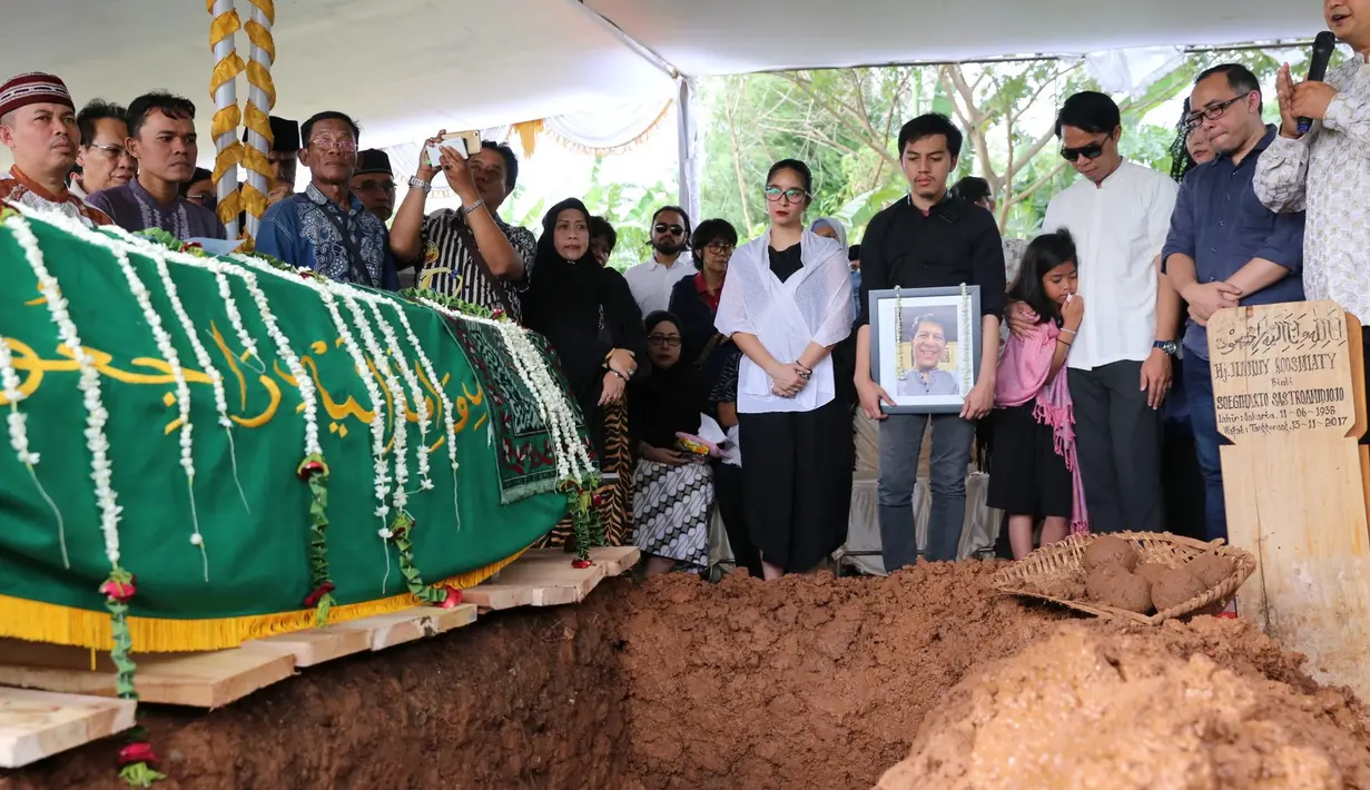 Sosok sang ayah yang lucu membuatnya selalu teringat. Novita Angie pun menggambarkan seperti apa kelucuan sang ayah walaupun dalam kondisi sakit. (Daniel Kampua/Bintang.com)