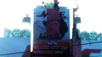 Seorang pria nekat memanjat papan reklame setinggi 30 meter di Jalan Canggu, Kerobokan, Kuta Utara, Bali. (Liputan6.com/Dewi Divianta)