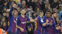Selebrasi pemain muda Bracelona, Carles Alena usai mencetak gol ke gawang Villareal pada laga lanjutan La Liga Spanyol yang berlangsung di stadion, Camp Nou, Spanyol, Senin (3/12). Barcelona menang 2-0 atas Villareal. (AFP/Lluis Gene)