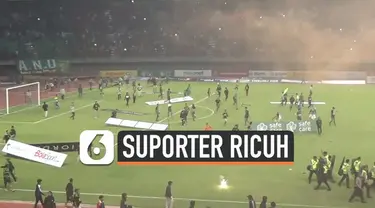 Pertandingan Persebaya Surabaya melawan PSS Sleman hari Selasa (29/10/19) diwarnai kericuhan. Saat laga berakhir suporter persebaya marah dan merusak fasilitas stadion karena timnya kalah 2-3.