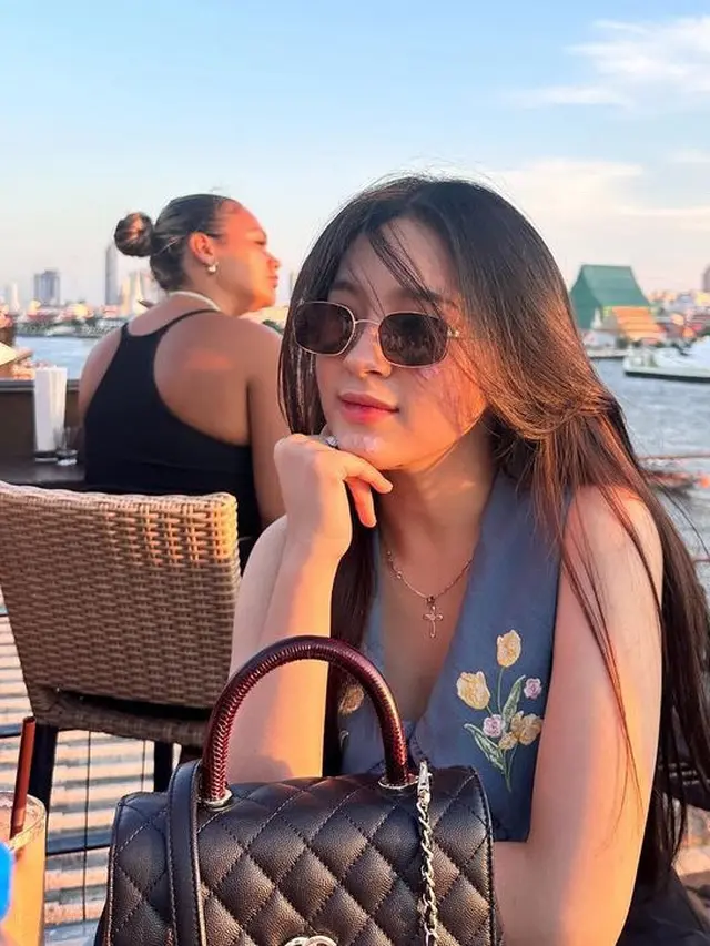 Eca Aura saat Liburan dan Nonton Konser Bruno Mars di Thailand. [@elsaajapasal]