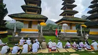 Ritual Nangluk dan doa bersama masyarakat Bali di Danau Amblingan. (Istimewa)