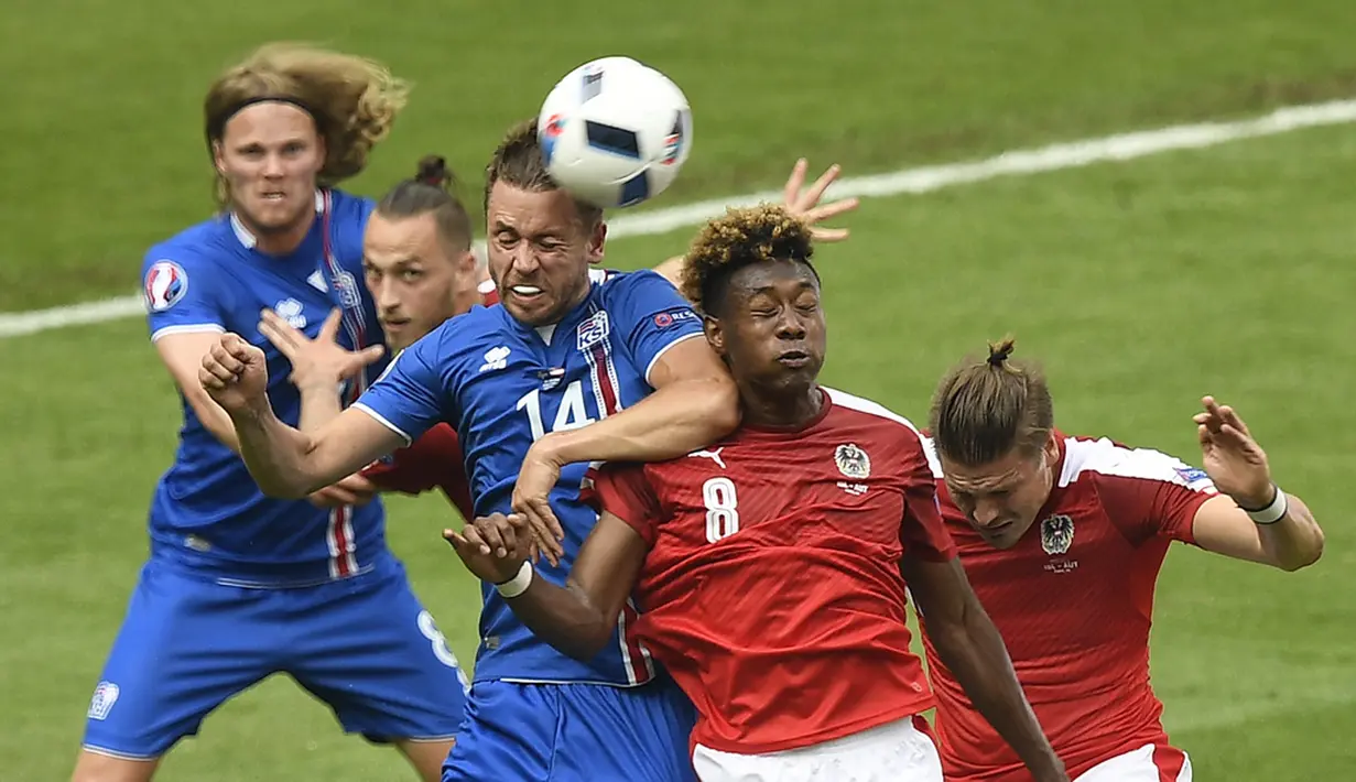 Duel antara pemain Islandia dan Austria pada laga terakhir Grup F Piala Eropa 2016 di Stade de France, Paris, Rabu (23/6/2016). (AFP/Martin Bureau)