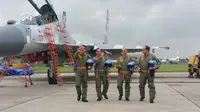 Panglima TNI, Kapolri, KSAD, KSAL, berpakaian pilot tempur di Halim Perdana Kusuma, Rabu (20/12/2017). (Liputan6.com/Nanda Perdana Putra)