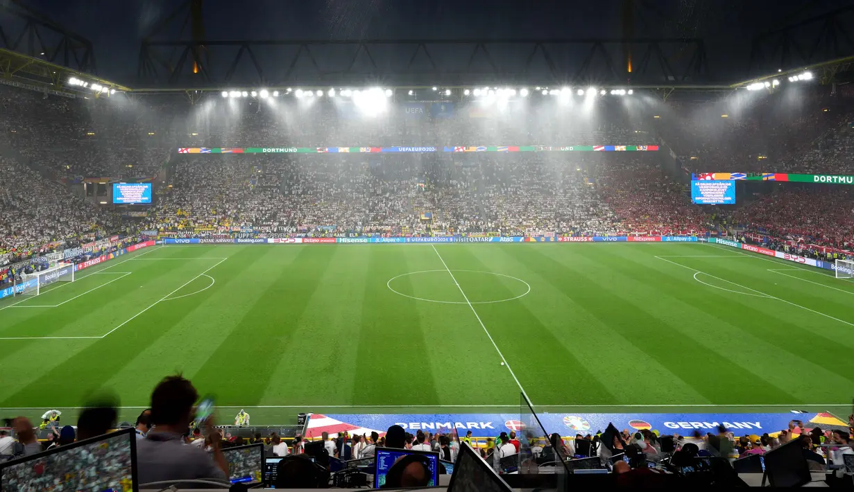 Hujan deras turun di lapangan saat pertandingan babak 16 besar Euro 2024 antara Jerman dan Denmark di Stadion BVB Dortmund, Jerman, Sabtu, 29 Juni 2024 atau Minggu 30 Juni 2024 dini hari WIB . (AP Photo/Hassan Ammar)