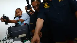 Menteri ESDM Ignasius Jonan memantau aktivitas Gunung Anak Krakatau dari Pos Pantau di Serang, Banten, Jumat (28/12). Kunjungan Menteri Jonan sekaligus memberikan semangat kepada petugas jaga di pos pantau tersebut. (Merdeka.com/Imam Buhori)