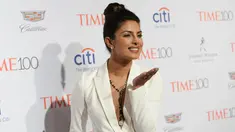 Aktris Bollywood Priyanka Chopra ketika menghadiri acara Time 100 Gala 2016 di New York, Selasa (26/4). Mantan peraih mahkota Miss World itu tampil elegan sekaligus seksi dengan balzer putih. (Ben Gabbe/Getty Images Time/AFP)