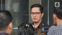 Juru Bicara KPK Febri Diansyah memberikan keterangan kepada wartawan di Gedung KPK, Jakarta, Senin (26/12/2019). Febri melepas jabatan Juru Bicara KPK dan memilih sebagai Kabiro Humas KPK. (merdeka.com/Dwi Narwoko)