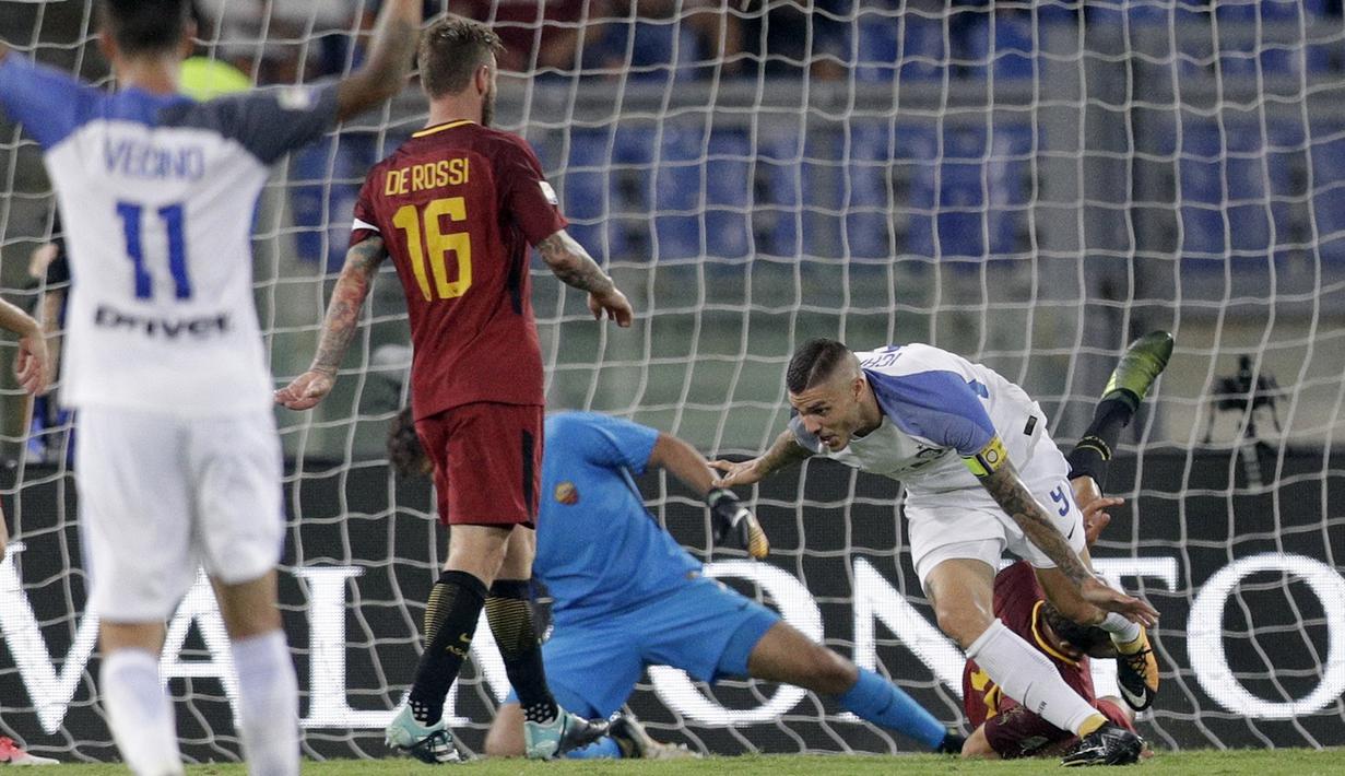 Aksi pemain Inter Milan, Mauro Icardi (kanan)  setelah mecetak gol ke gawang AS Roma pada lanjutan Serie A di Olympic Stadium, Roma (26/8/2017). Inter menang 3-1. (AP/Andrew Medichini)