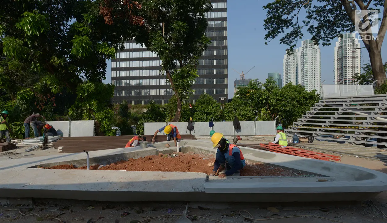 Pekerja proyek menyelesaikan pembangunan Taman Spot dan Budaya Dukuh Atas, Jakarta, Rabu (19/6/2019). Taman tersebut digunakan untuk menciptakan ruang ekspresi budaya yang pembangunnnya hampir rampung. (merdeka.com/Imam Buhori)