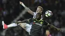 Pemain Chelsea, Victor Moses (depan) berdeul dengan pemain West Brom, James McClean pada lanjutan Premier League di di Hawthorns Stadium, West Bromwich, (12/5/2017). Chelsea menang 1-0.  (AP/Rui Vieira)