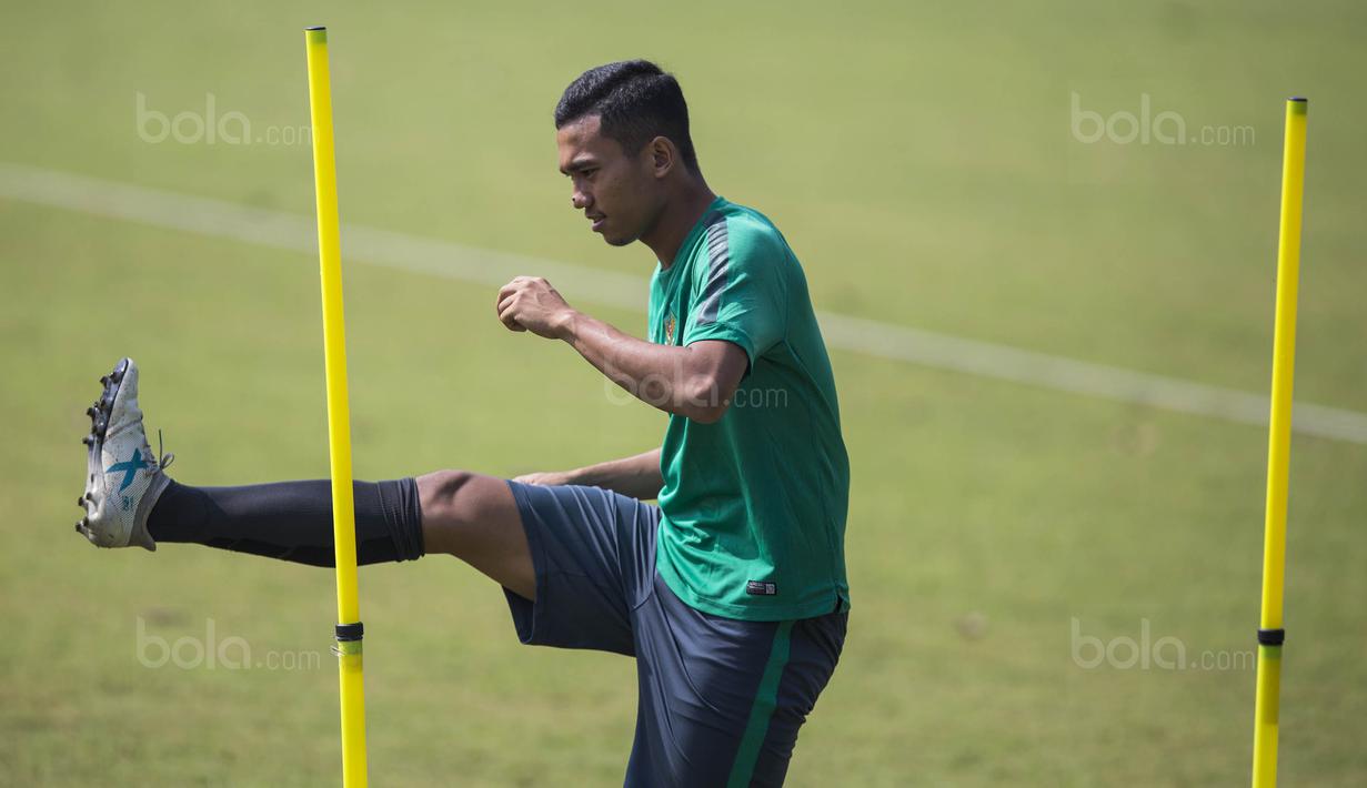 Minimnya stok bek tengah membuat Luis Milla menggeser posisi Ricky Fajrin dari bek kiri menjadi bek tengah. (Bola.com/Vitalis Yogi Trisna)