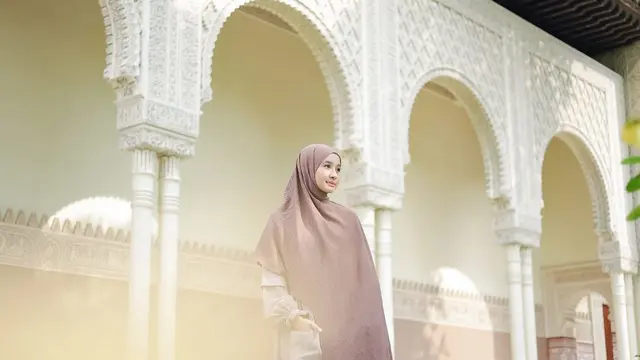 Penampilan terbaru Laudya Cynthia Bella yang makin syar'i dan adem