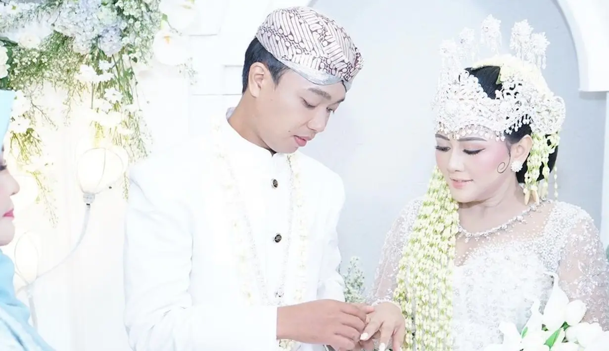 Dalam unggahan tersebut, Mella Rossa pun memperlihatkan momen usai menjalani ijab kabul bersama sang kekasih, Hendra. Bahkan kebahagiaan terlihat jelas di wajah keduanya. (Liputan6.com/IG/@ellarose_me)