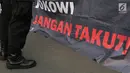 Petugas berjaga saat aksi diam Kamisan ke-540 di depan Istana Merdeka, Jakarta, Kamis (31/5). Para aktivis menuntut agar Presiden Joko Widodo menyelesaikan kasus perkosaan, pembunuhan, dan kerusuhan peristiwa 1998. (Liputan6.com/Immanuel Antonius)