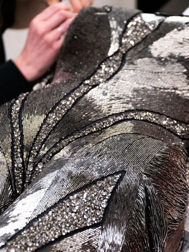 Kostum Alexander McQueen