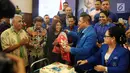 Menteri Kelautan dan Perikanan Susi Pudjiastuti dan Politisi Partai Demokrat Michael Wattimena saat menghadiri acara Rakornas Gerakan Angkatan Muda Kristen Indonesia (GAMKI) di Jakarta, Jumat (12/1). (Liputan6.com/Johan Tallo)