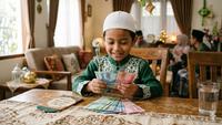 Cara Mengajarkan Anak Mengatur Uang agar THR Tidak Cepat Habis