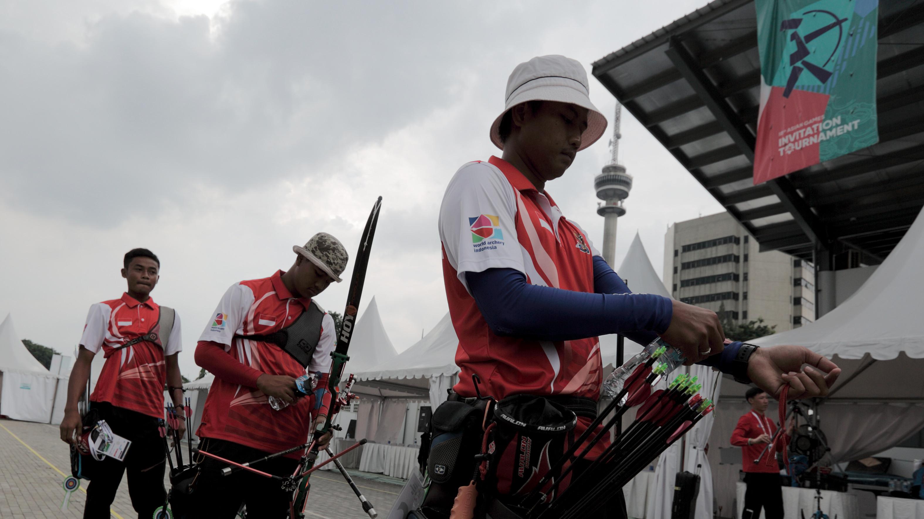 Pepanah Indonesia, Riau Ega pada final cabang panahan nomor recurve beregu putera pada ajang Invitation Tournamen Asian Games 2018, di Lapangan Panahan Gelora Bung Karno, Jakarta, Rabu (14/2/2018). (Bola.com/Peksi Cahyo)